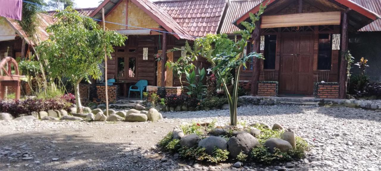 Lucky Bamboo'Bungalows-Resto And Orangutan Jungle Trekking Tours Bukit Lawang Exterior foto