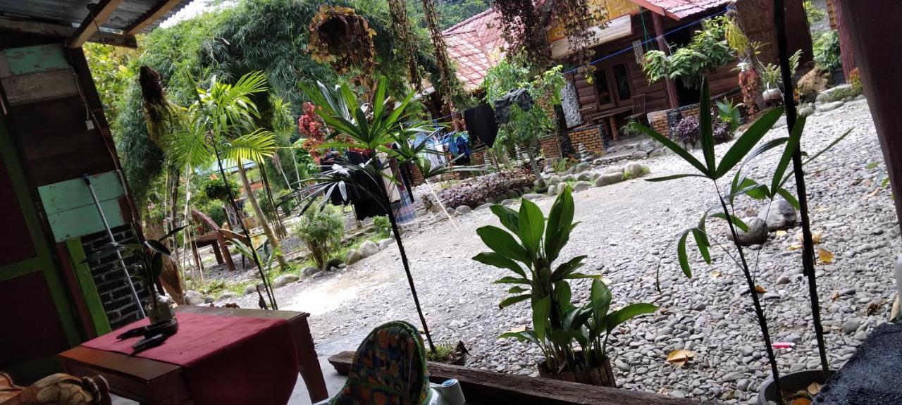 Lucky Bamboo'Bungalows-Resto And Orangutan Jungle Trekking Tours Bukit Lawang Exterior foto