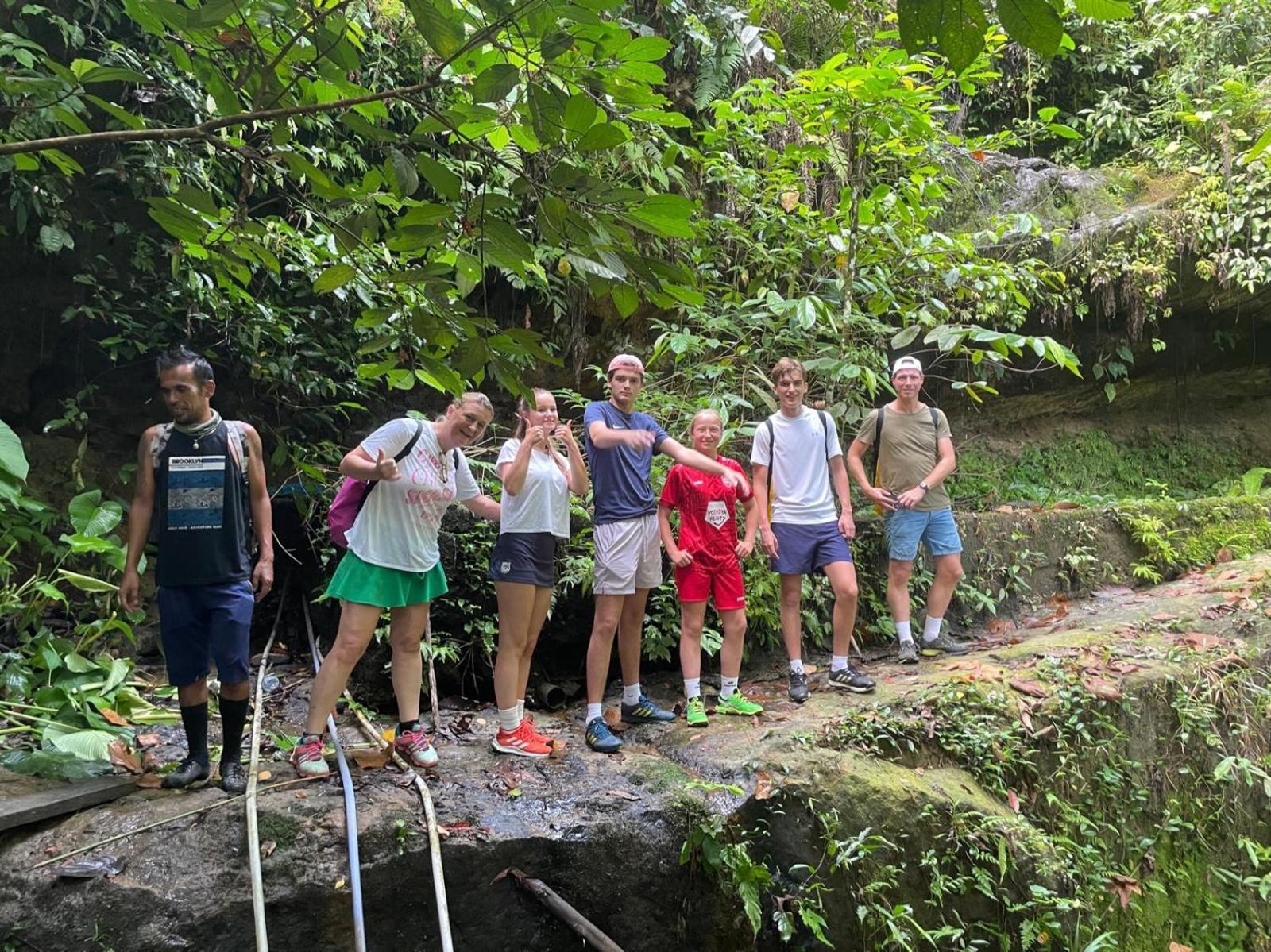 Lucky Bamboo'Bungalows-Resto And Orangutan Jungle Trekking Tours Bukit Lawang Exterior foto